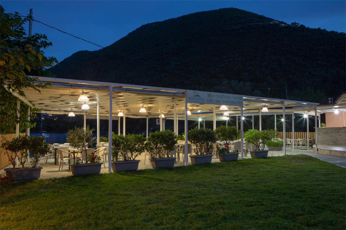 Menes Hotel Yénion Buitenkant foto