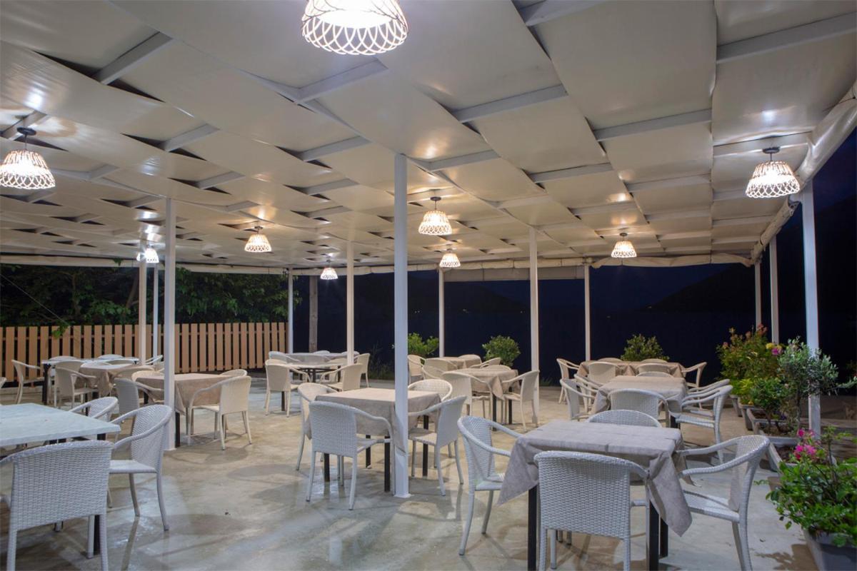 Menes Hotel Yénion Buitenkant foto