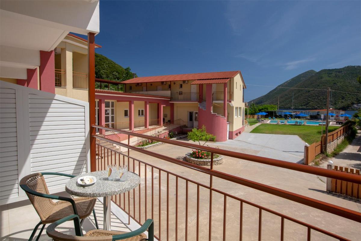 Menes Hotel Yénion Buitenkant foto