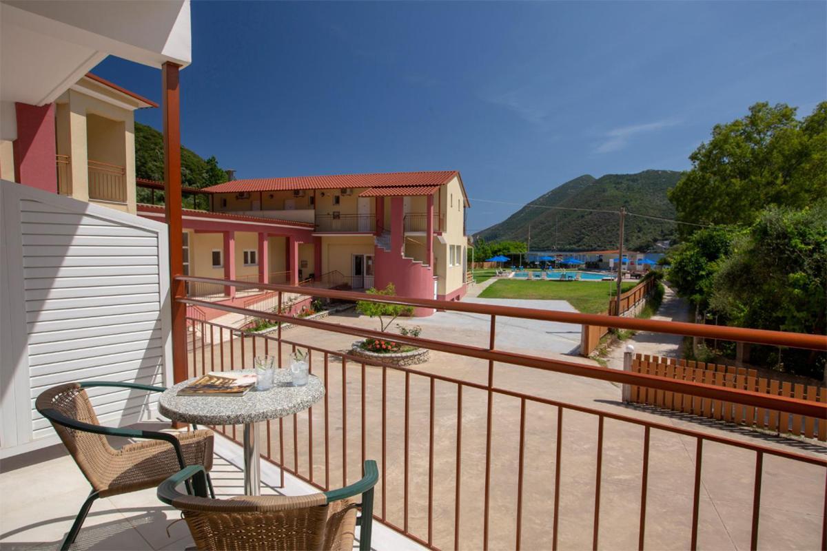 Menes Hotel Yénion Buitenkant foto