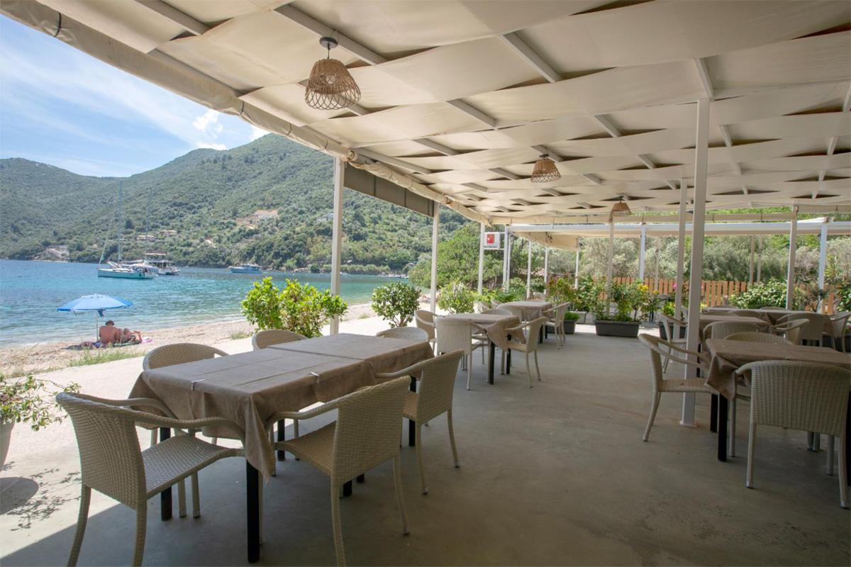 Menes Hotel Yénion Buitenkant foto