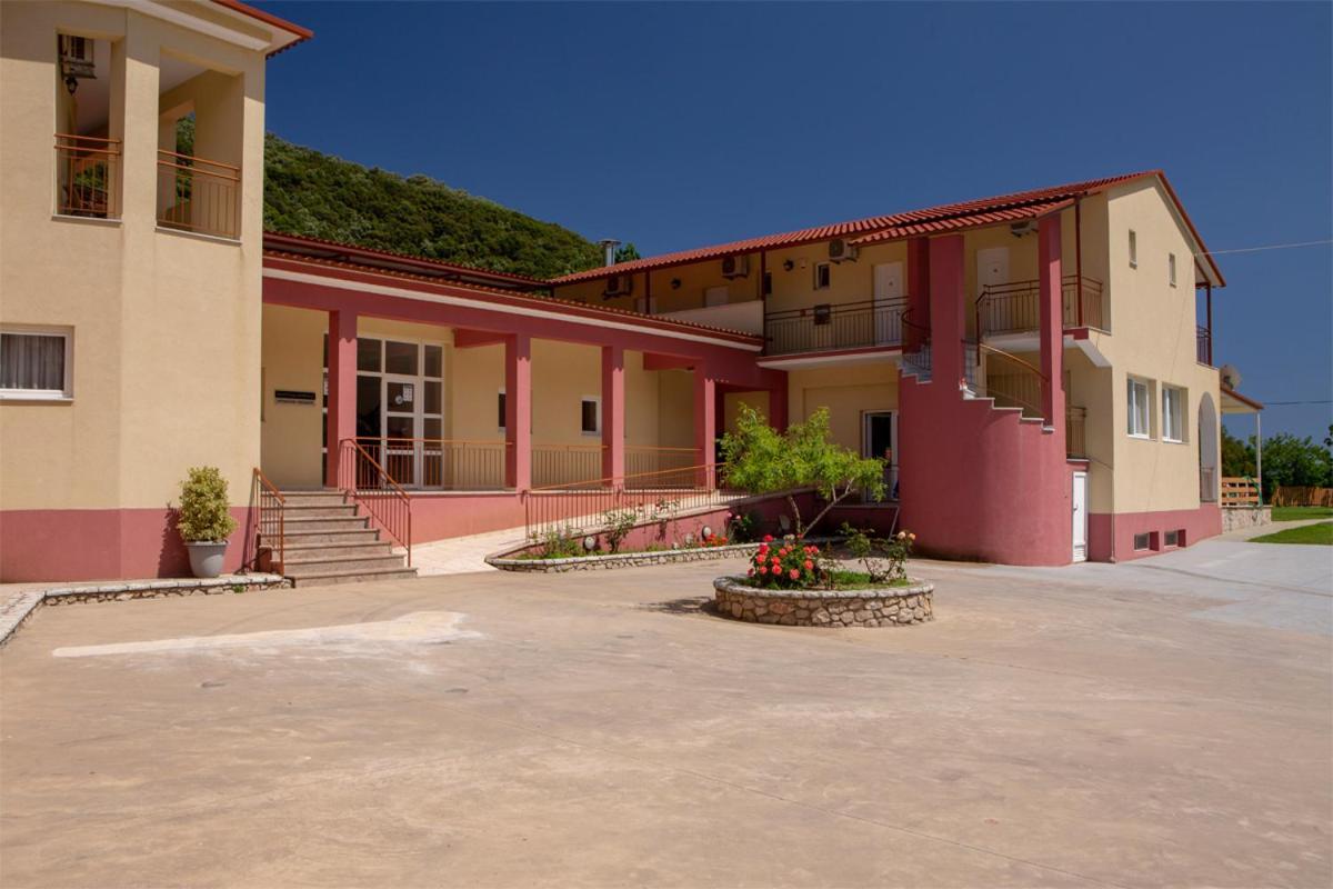 Menes Hotel Yénion Buitenkant foto