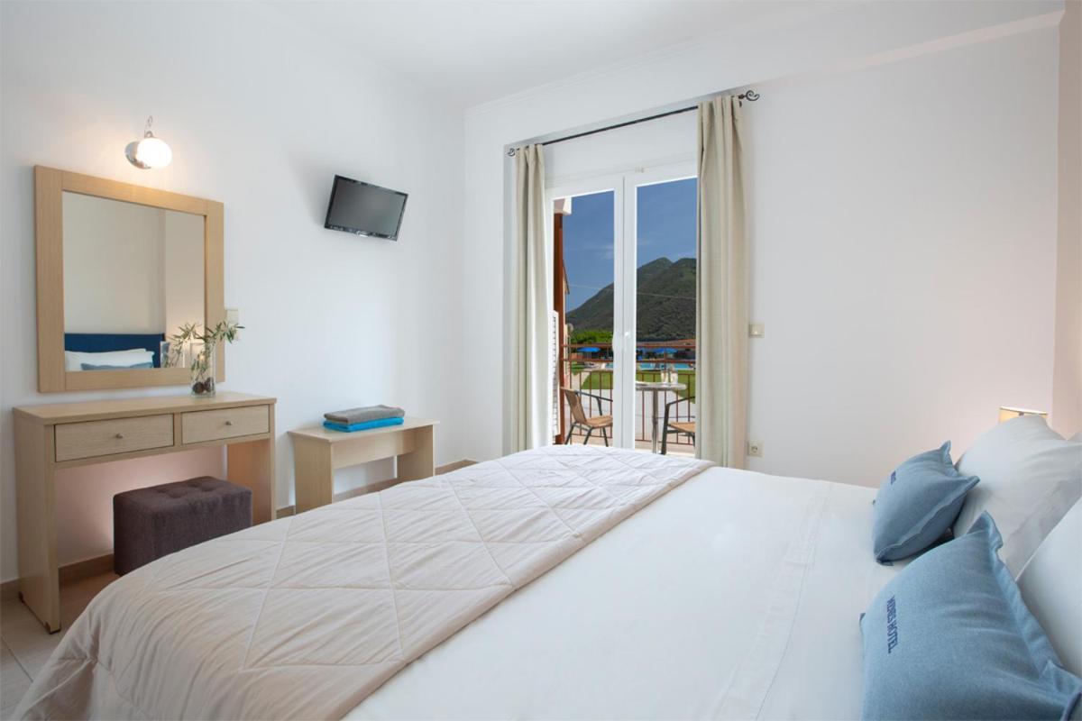 Menes Hotel Yénion Buitenkant foto