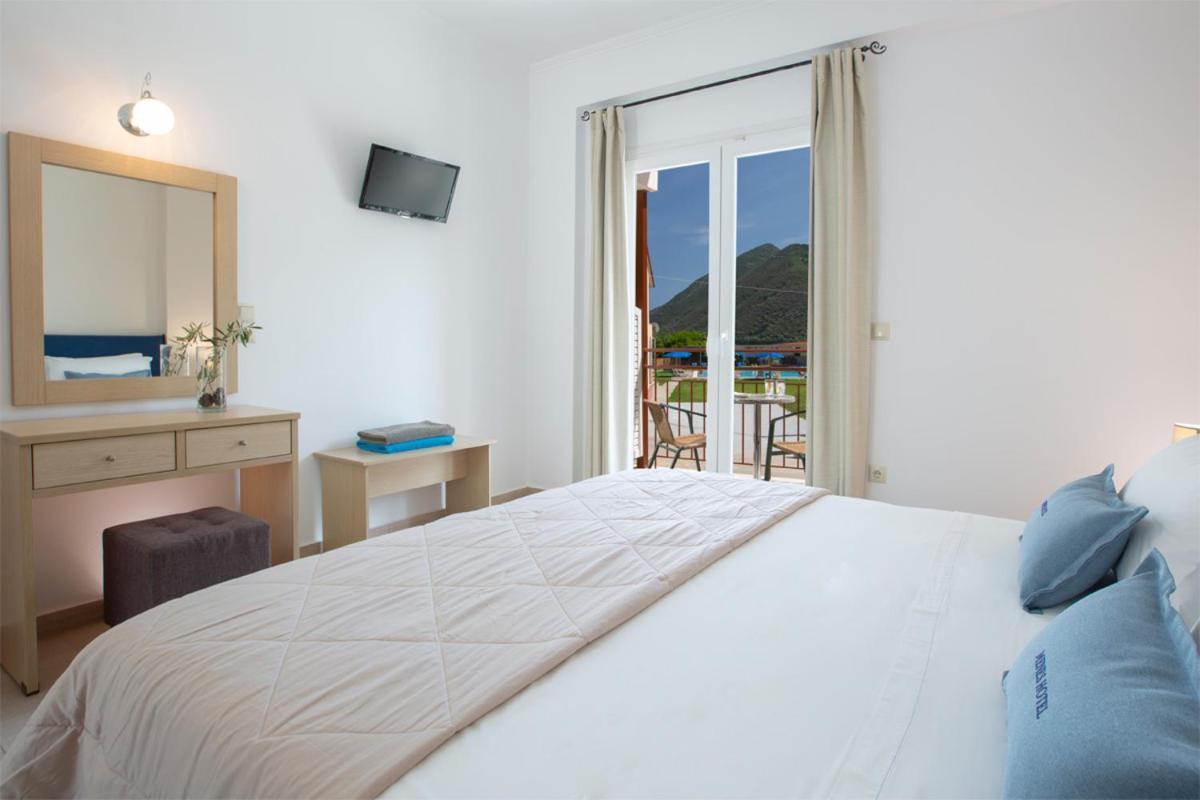Menes Hotel Yénion Buitenkant foto